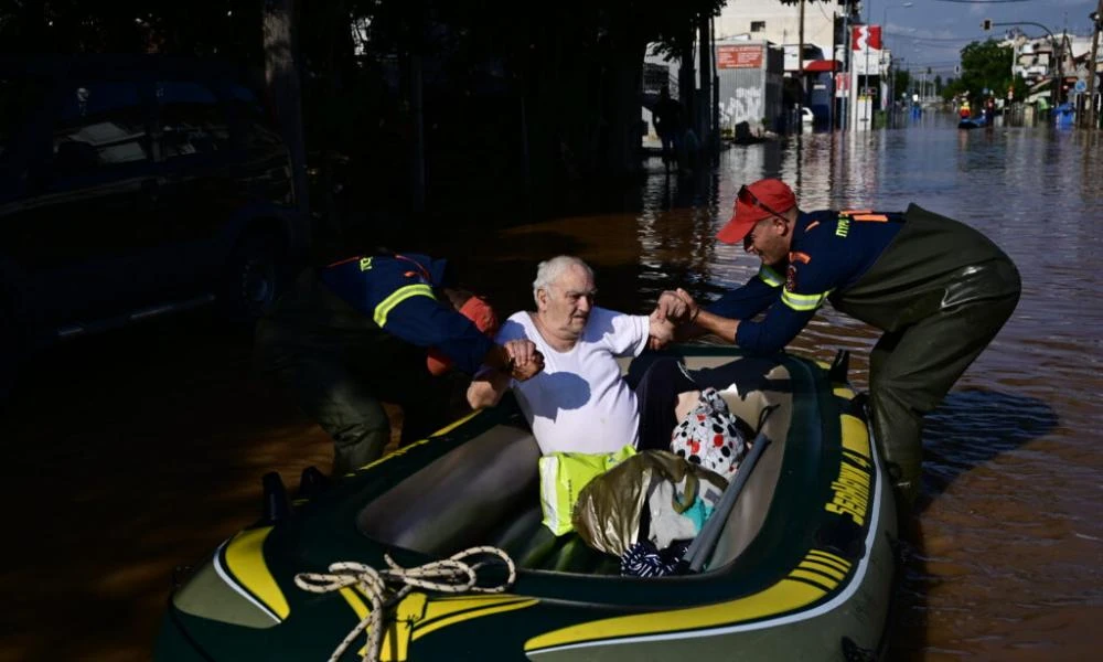 Απομακρύνθηκε μετά από 5 μήνες το λεωφορείο που στήριζε πολυκατοικία